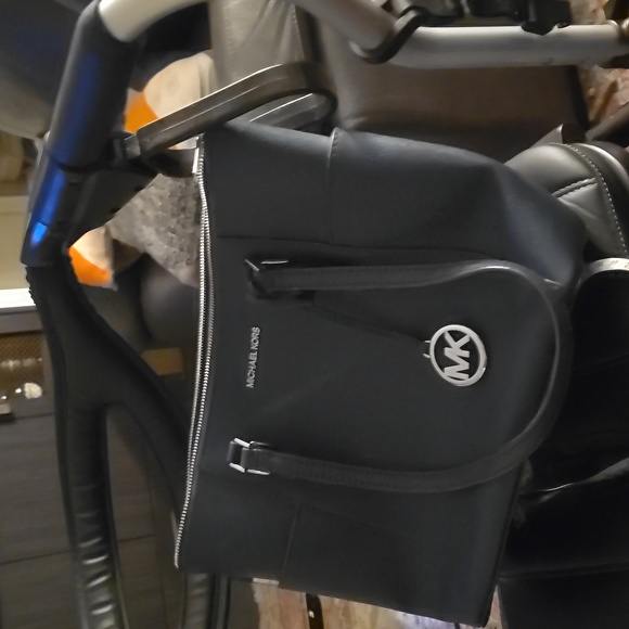 COPY - Micheal Kors Bag - Picture 2 of 4